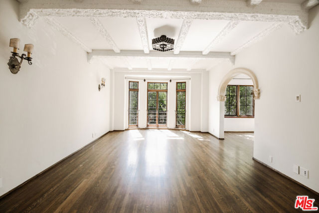 1302 Sweetzer Avenue, West Hollywood CA: https://media.crmls.org/mediaz/d8c8fbbd-355f-4d63-a5b8-9025516ad143.jpg