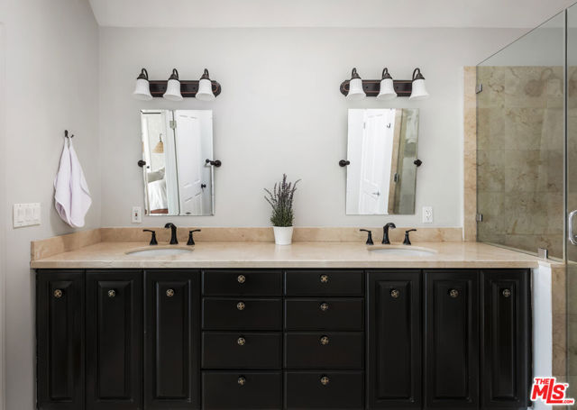 13324 Valley Vista Boulevard, Sherman Oaks CA: https://media.crmls.org/mediaz/d8c9c624-9f68-4f31-a8a2-0bf92fe3c0c8.jpg