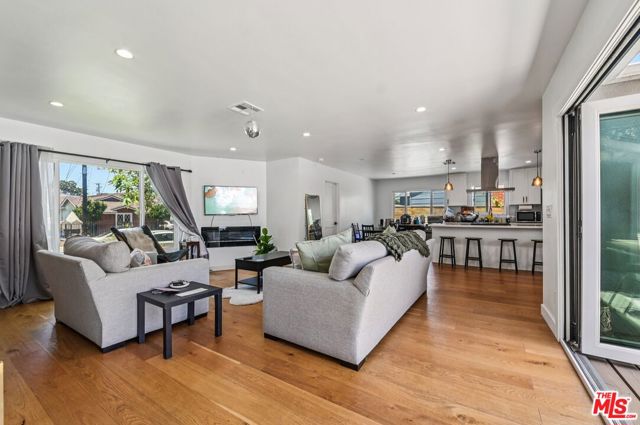 885 Kincaid Avenue, Inglewood CA: https://media.crmls.org/mediaz/d8ca8673-dfd6-44ba-a3a1-99442f7a94c9.jpg