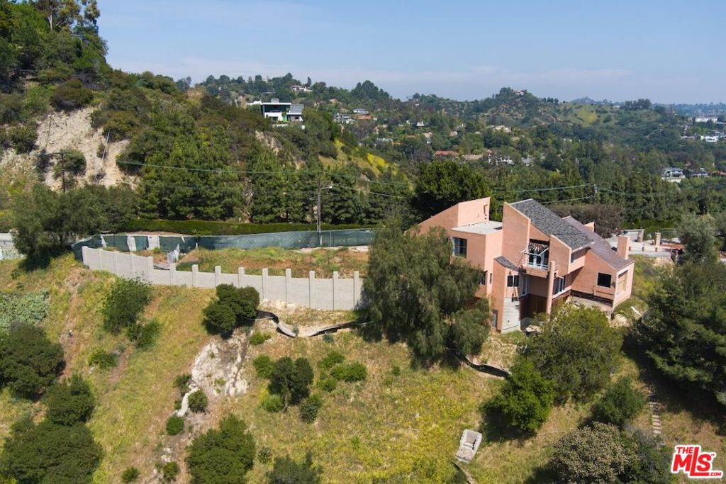 3025 Benedict Canyon Drive