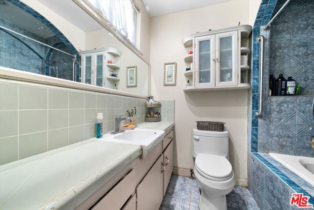 9253 Hayvenhurst Avenue, North Hills CA: https://media.crmls.org/mediaz/d8cc949c-d0e0-4af0-9ed9-c2cb4773684e.jpg