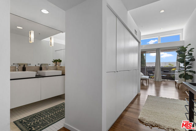 333 S Wilton Place, Los Angeles CA: https://media.crmls.org/mediaz/d8cd37a4-acb2-436e-a2df-0d9d6c49055a.jpg