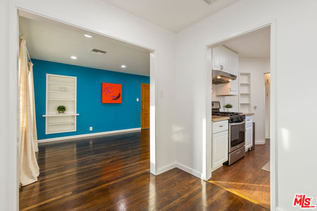 811 E Nutwood Street, Inglewood CA: https://media.crmls.org/mediaz/d8cdb593-82ab-411e-8800-e7392f4d613e.jpg