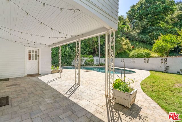 2427 Benedict Canyon Drive, Beverly Hills CA: https://media.crmls.org/mediaz/d8ce02eb-68b5-4252-ba16-68f5daab15bf.jpg