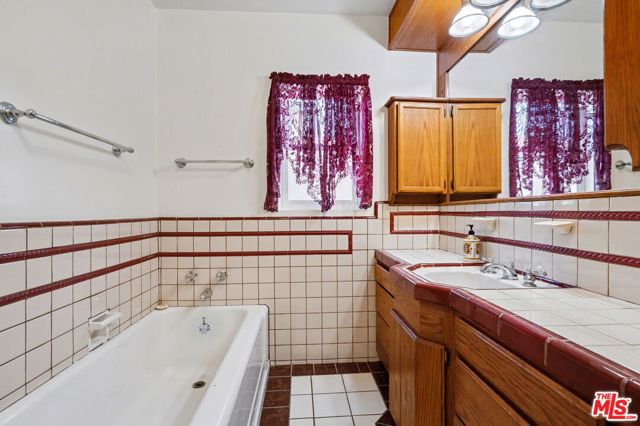 1314 Palms Boulevard, Venice CA: https://media.crmls.org/mediaz/d8cea79e-0602-4931-883f-d0d126b072e4.jpg