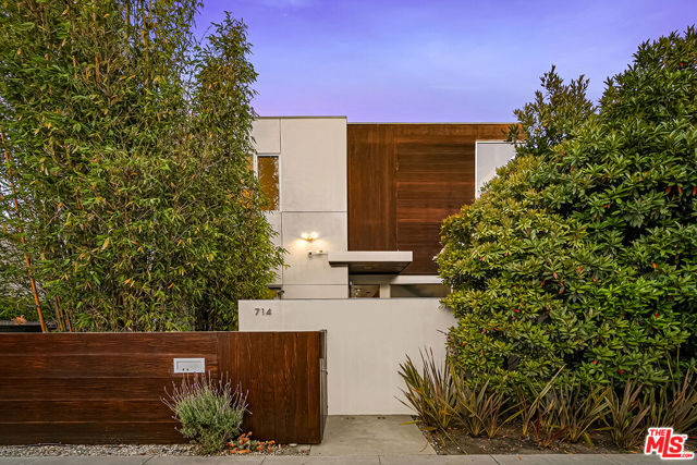714 California Avenue, Venice CA: https://media.crmls.org/mediaz/d8ced0bc-0f0e-4578-a0ad-88de77caa95a.jpg