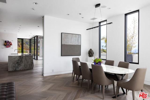 9405 Sierra Mar Place, Los Angeles CA: https://media.crmls.org/mediaz/d8cf476e-2246-4625-a4d9-45c1afa3ed48.jpg