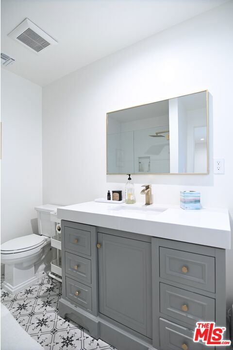 1430 Stearns Drive, Los Angeles CA: https://media.crmls.org/mediaz/d8cfac19-029f-44cb-8a8e-8b2bfe7a6d5c.jpg