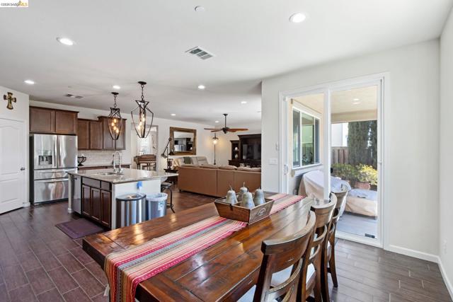 2469 Talaria Dr, Oakley CA: https://media.crmls.org/mediaz/d8d059e8-fc93-4a34-b859-25b1900d0002.jpg