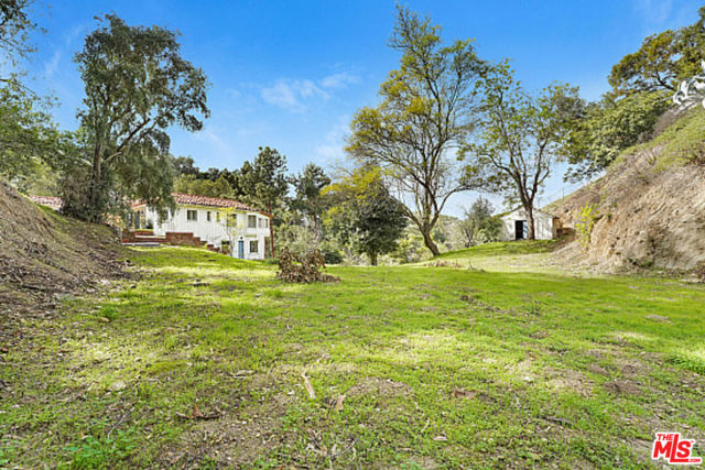 3351 Coldwater Canyon Avenue, Los Angeles CA: https://media.crmls.org/mediaz/d8d070e7-4a08-416f-9e81-520c80b15bef.jpg