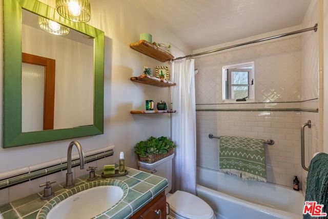 202 Canada Street, Ojai CA: https://media.crmls.org/mediaz/d8d07600-1d30-465d-9403-60669e90bfd6.jpg