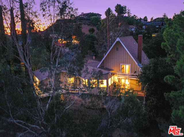 4236 Ensenada Drive, Woodland Hills CA: https://media.crmls.org/mediaz/d8d09b4d-b4e8-486b-91c7-150914a84bf8.jpg