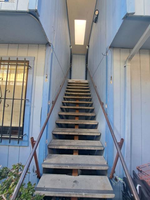 6109 Foothill Blvd, Oakland CA: https://media.crmls.org/mediaz/d8d0a219-9b39-41a6-8d5a-e34ce33b567f.jpg