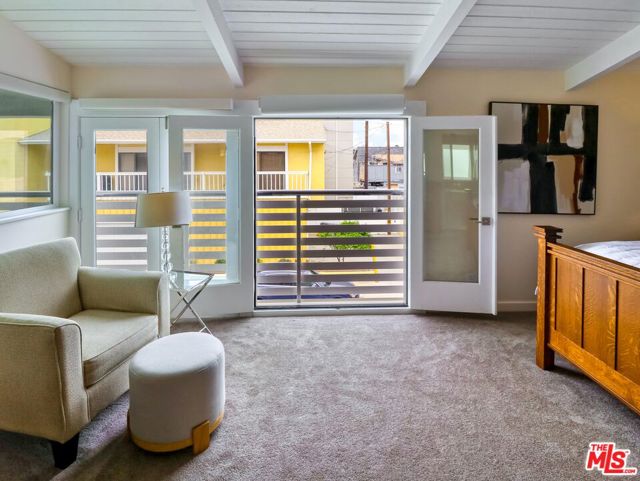 6601 E Seaside Walk, Long Beach CA: https://media.crmls.org/mediaz/d8d0b966-fdce-4c98-98e2-78ff40136d92.jpg