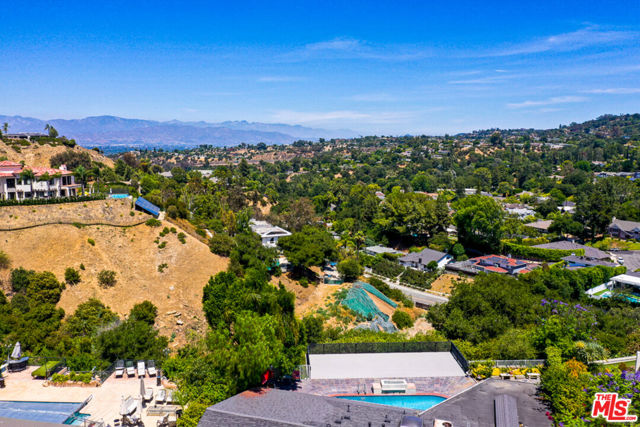 3650 Sapphire Drive, Encino CA: https://media.crmls.org/mediaz/d8d0e5cf-b693-4434-88e2-bea37b244c6b.jpg