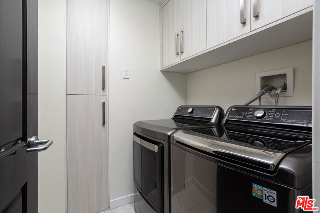10490 Wilshire Boulevard, Los Angeles CA: https://media.crmls.org/mediaz/d8d19d22-b08f-4c63-b208-7a924a225a80.jpg