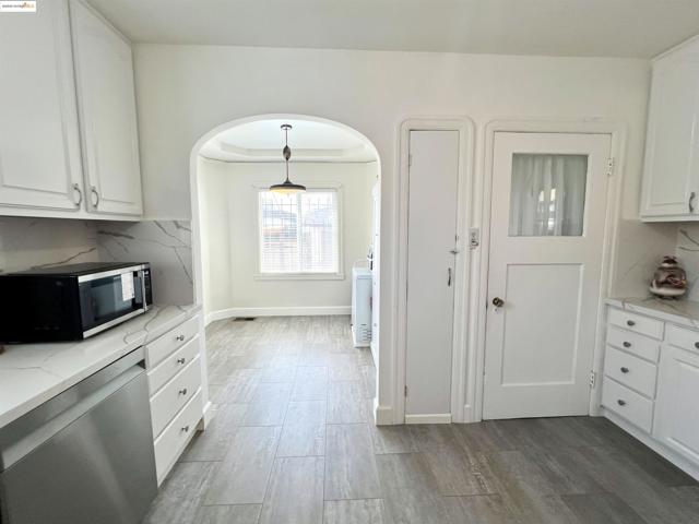 2526 64th Ave, Oakland CA: https://media.crmls.org/mediaz/d8d1af10-7a8d-48fd-9283-e06ce8c99ca3.jpg