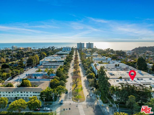 222 7th Street, Santa Monica CA: https://media.crmls.org/mediaz/d8d2e72a-e35e-4e8d-a2be-b124c5b981bd.jpg