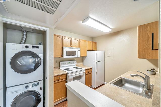 275 Reflections Dr, San Ramon CA: https://media.crmls.org/mediaz/d8d39655-9ba3-4982-9a0f-e8aeb665eaac.jpg