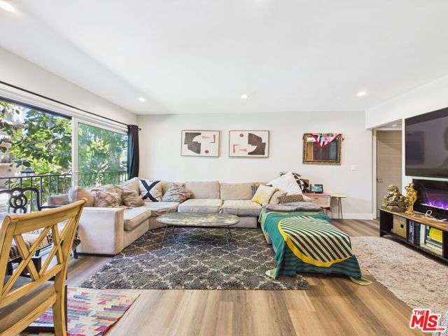 15344 Weddington Street, Sherman Oaks CA: https://media.crmls.org/mediaz/d8d44772-cc54-4e08-875a-3a2cd790562c.jpg