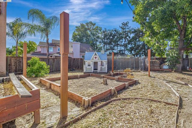 639 Eaker Ct, Antioch CA: https://media.crmls.org/mediaz/d8d45064-b8ad-4200-af56-91708b5351f4.jpg