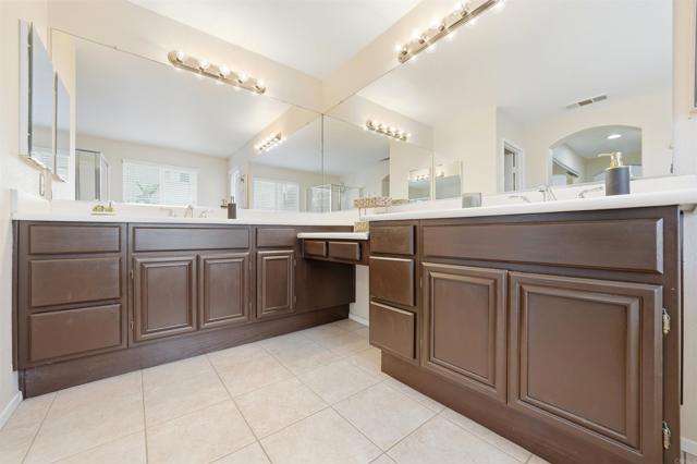 1029 Vista Oak Place, Chula Vista CA: https://media.crmls.org/mediaz/d8d4f504-1dc4-477d-ba6a-559f072c920f.jpg