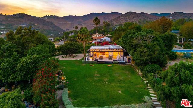 27120 Sea Vista Drive, Malibu CA: https://media.crmls.org/mediaz/d8d514e6-a7aa-4785-badd-98e518ad2f39.jpg