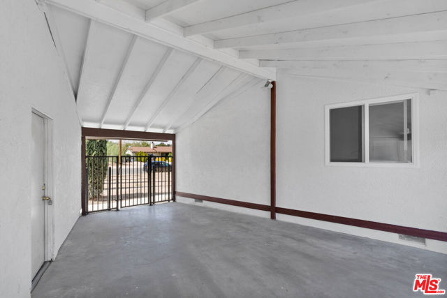 8055 Bangor Avenue, Hesperia CA: https://media.crmls.org/mediaz/d8d5f11e-3ddc-4981-905a-40c6d8dc359f.jpg