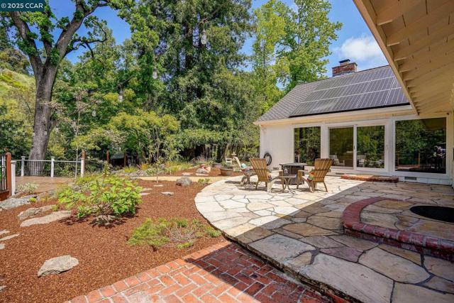 24 Ray Ct, Alamo CA: https://media.crmls.org/mediaz/d8d5f999-f94e-41ea-9b46-f4448542b8f5.jpg