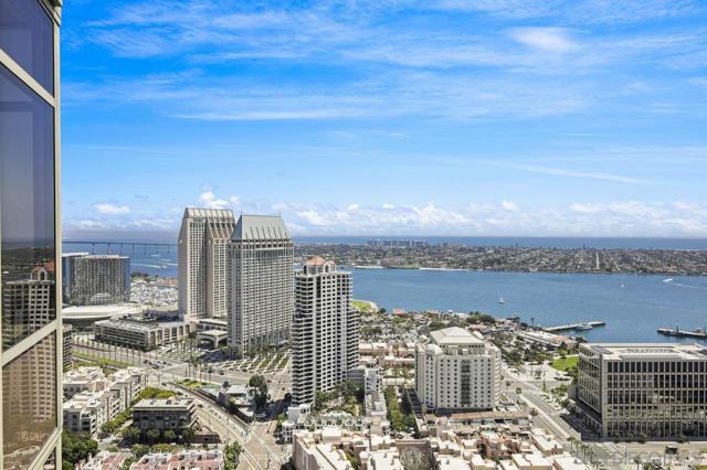 700 W E St, San Diego CA: https://media.crmls.org/mediaz/d8d61683-bae8-458a-a888-4a5d32588542.jpg