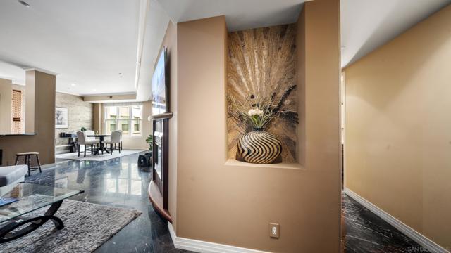 655 india St, San Diego CA: https://media.crmls.org/mediaz/d8d6910a-022f-45ba-8e76-7ffac24dfac7.jpg
