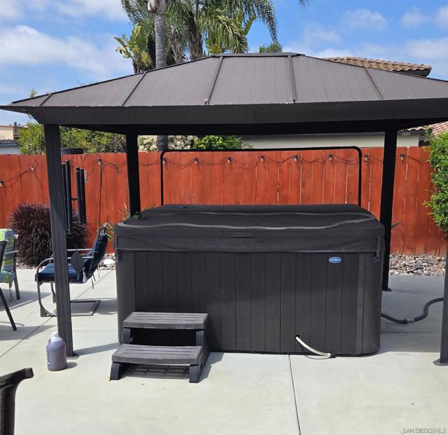 1552 Merlot Ct, Vista CA: https://media.crmls.org/mediaz/d8d72bdf-8452-4aab-9460-e49ece1a7310.jpg