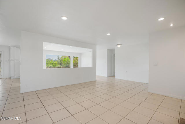 86 Teasdale Street, Thousand Oaks CA: https://media.crmls.org/mediaz/d8d7ba9b-22b5-4355-90fc-84ebe0570f14.jpg