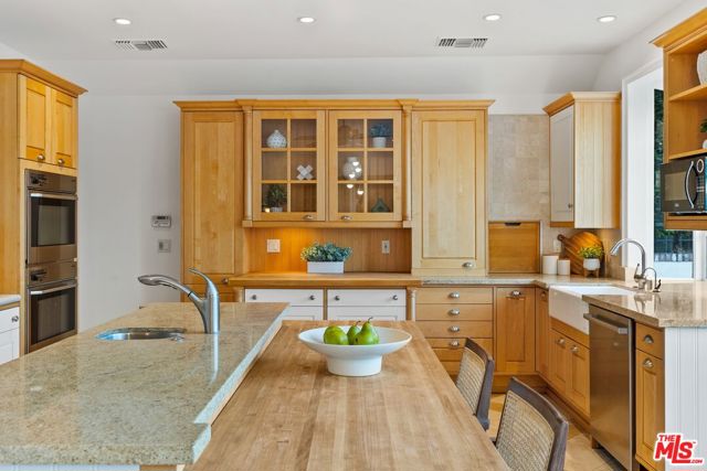 2596 Wallingford Drive, Beverly Hills CA: https://media.crmls.org/mediaz/d8d8cc9a-046a-4da2-a6fd-8090407950d7.jpg