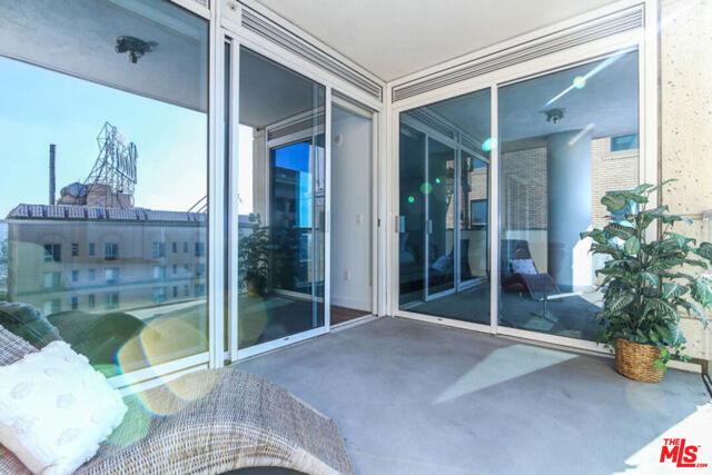 6250 HOLLYWOOD Boulevard, Los Angeles CA: https://media.crmls.org/mediaz/d8d8ed91-e9ea-49e9-8397-03182e379da2.jpg