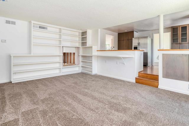 5644 ALHAMBRA HILLS CT, Martinez CA: https://media.crmls.org/mediaz/d8d98f57-7ff9-4ad0-a352-1a4c34a4f44e.jpg
