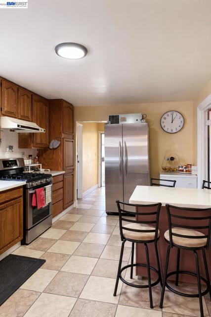 663 25TH Street, Oakland CA: https://media.crmls.org/mediaz/d8d9ca0f-5f83-4c38-93a5-90771ae627f0.jpg