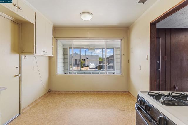 1406 Monterey St, Richmond CA: https://media.crmls.org/mediaz/d8dabe66-fdbe-4cd6-80b2-d85362094551.jpg