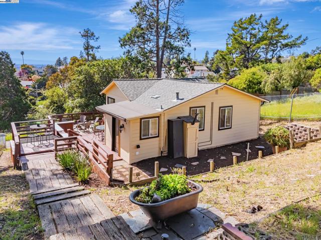 19975 JOHN DR, Castro Valley CA: https://media.crmls.org/mediaz/d8dad76f-0ae0-4186-8a70-39da5667810f.jpg