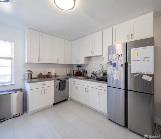 537 Pacific Avenue, Alameda CA: https://media.crmls.org/mediaz/d8db3dcb-7cc5-4f04-9ad4-428cb1418f69.jpg