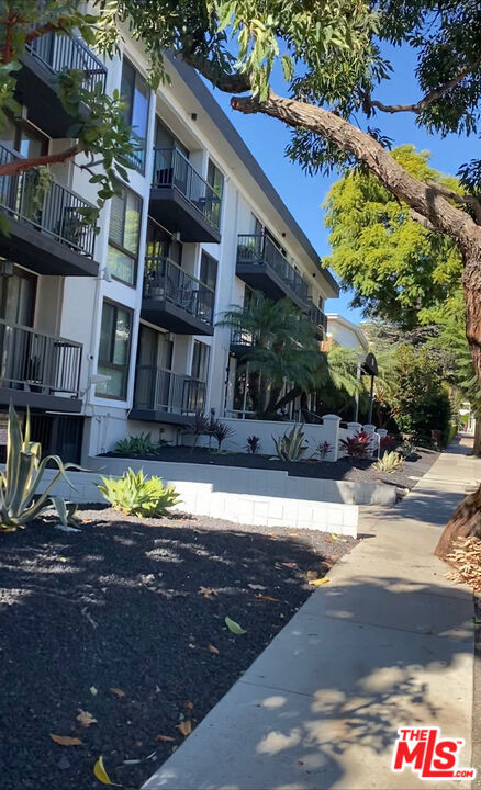 1351 N Crescent Heights Boulevard, West Hollywood CA: https://media.crmls.org/mediaz/d8dbad3f-f039-4b73-9f42-ca890238aeed.jpg