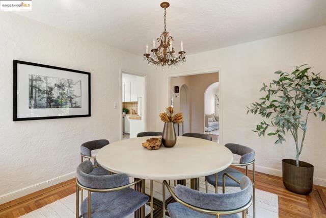 6753 Manor Crest, Oakland CA: https://media.crmls.org/mediaz/d8dbe3c2-5018-4464-82b2-86aafecb538b.jpg