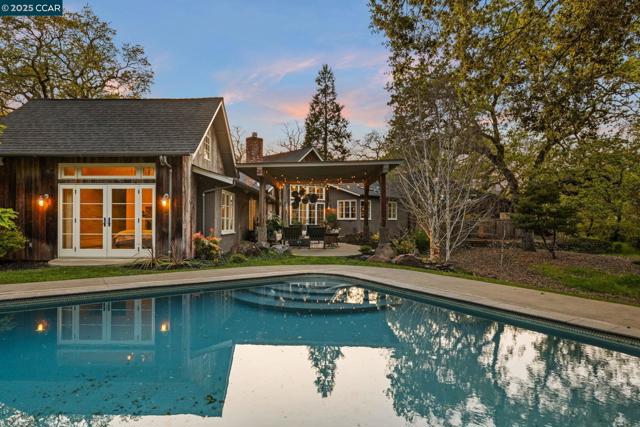 15 Cascade Ln, Orinda CA: https://media.crmls.org/mediaz/d8dd24a3-e0c7-4ccb-8753-ba5247365974.jpg