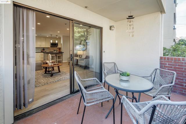 389 Belmont St, Oakland CA: https://media.crmls.org/mediaz/d8dd42d1-2701-4aaa-b918-e8b75ce7efaf.jpg