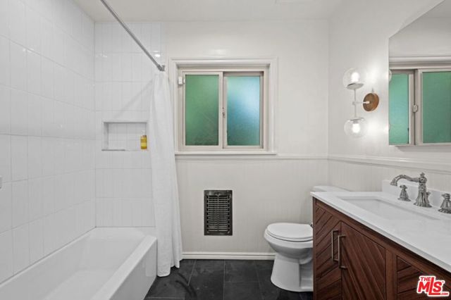 6827 Bianca Avenue, Lake Balboa CA: https://media.crmls.org/mediaz/d8dd9667-addc-45fd-a4be-af087152253e.jpg