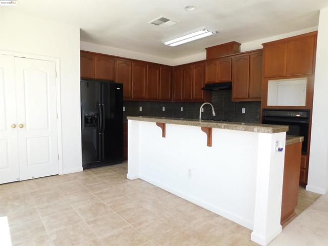 3915 Hummingbird Dr, Antioch CA: https://media.crmls.org/mediaz/d8ddcf17-e9fc-4bd7-90b4-935e98cd5223.jpg