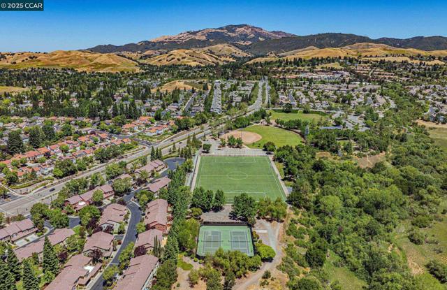 125 Coriander Ct, San Ramon CA: https://media.crmls.org/mediaz/d8dff10b-6233-4eb6-836d-3a5018b66a16.jpg