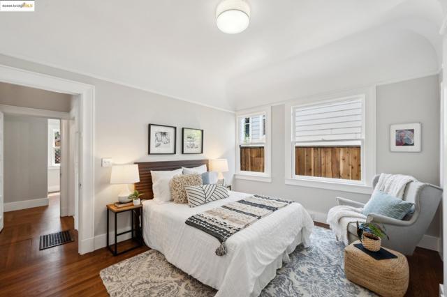 1042 Santa Clara Ave, Alameda CA: https://media.crmls.org/mediaz/d8e0d993-4ce7-411f-bdc7-6d17b4a0265d.jpg