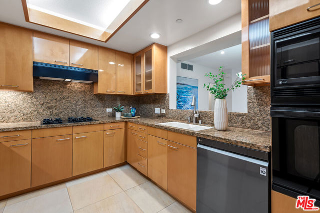 13600 Marina Pointe Drive, Marina del Rey CA: https://media.crmls.org/mediaz/d8e23ed3-e861-41de-b72e-f398b26bfe1c.jpg