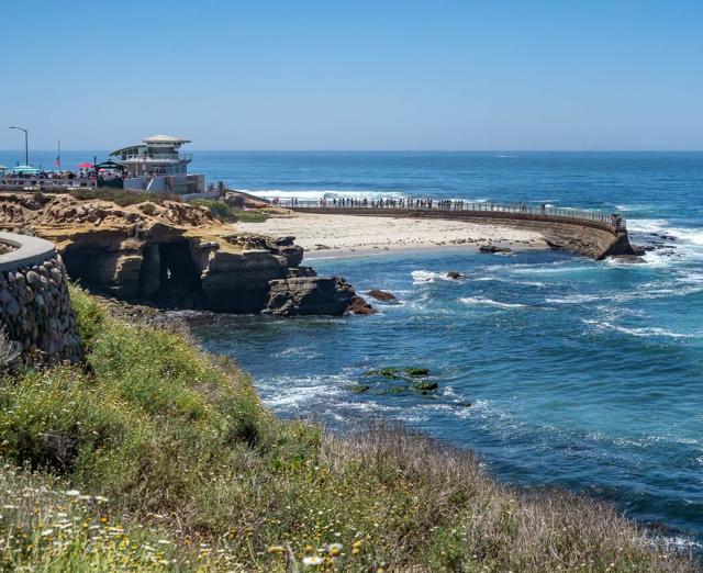 939 Coast Blvd, La Jolla CA: https://media.crmls.org/mediaz/d8e29e9d-1848-433b-ad1c-d7d60507bef2.jpg